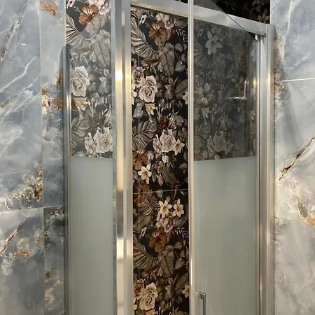 Luxury Near Center *